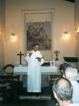 don Angelo officia la messa
alla partenza della tappa da Bassiano
presso l’Eremo del Crocifisso
(19775 bytes)